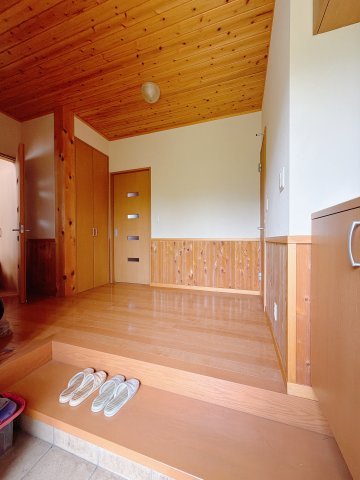 ■玄関｜毎日の「いってらっしゃい」や「お帰りなさい」を大切なご家族と過ごす玄関は〈使いやすさ〉を追求しております。玄関横の物入は急な来客時でもさっとお片付けできるスペースを確保しています。