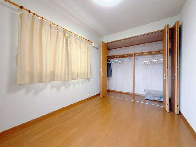 ■2階洋室｜ナチュラルカラーの床です。模様替えなどとても楽しく工夫できます♪陽当たり、風通しもとても良いので毎日快適な生活スタートです！子供部屋にも良いですね♪