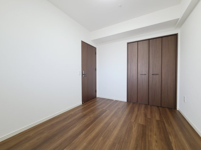 〇各部屋には窓が付いているので全体的に明るくなっております。広めの収納スペースもあるので嬉しいポイントですね。