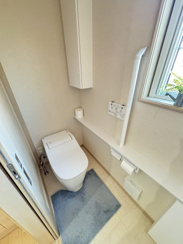 手すり付きのトイレで安心♪