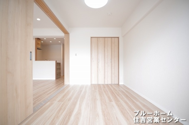 約4.6帖の洋室です！お部屋には収納や窓があります！