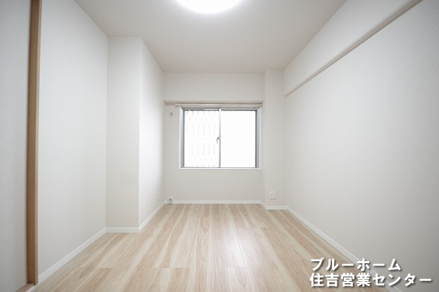 約6帖の洋室です！お部屋には収納や窓があります！