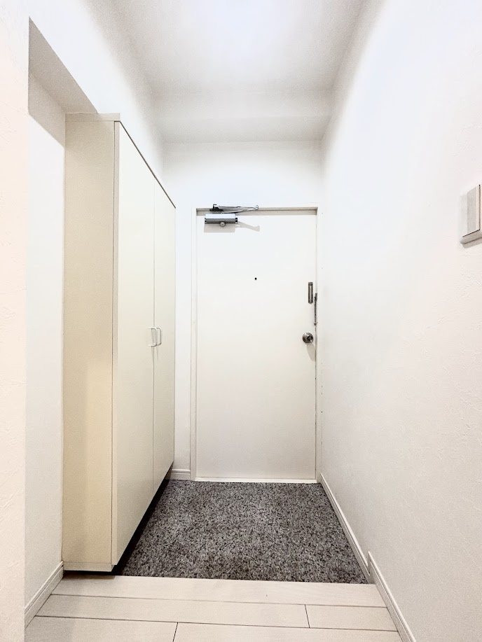◆光の渦が溢れた明るい玄関ホール。「おかえり」と「ただいま」が交差するお家の顔とも言える場所は爽やかで心地良い空間となっています。すっきり片付いた玄関で来客時にも自信が持てそう。