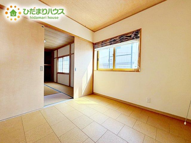 窓からそそがれる暖かみのある明るい空間。広々としたプライベート空間で自分の時間を楽しめます。フローリング仕様で普段のお掃除も楽々です。