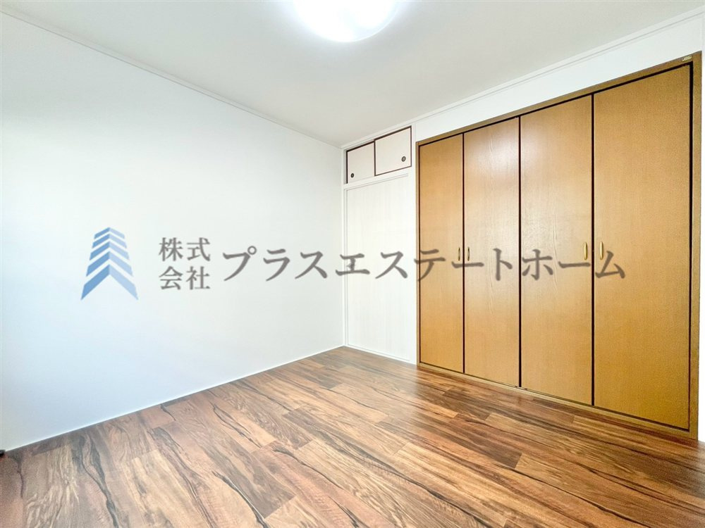 居室にはクローゼットを完備♪自由度の高い家具の配置が叶うシンプルな空間です♪