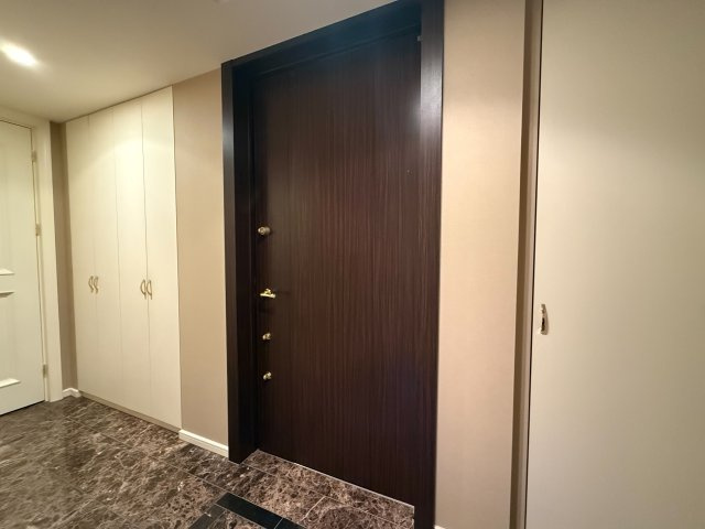 【玄関】洗練された大理石調の床が印象的な玄関ホール！シューズボックスもあります◎　ホテルのように内開きの扉が特徴的です♪