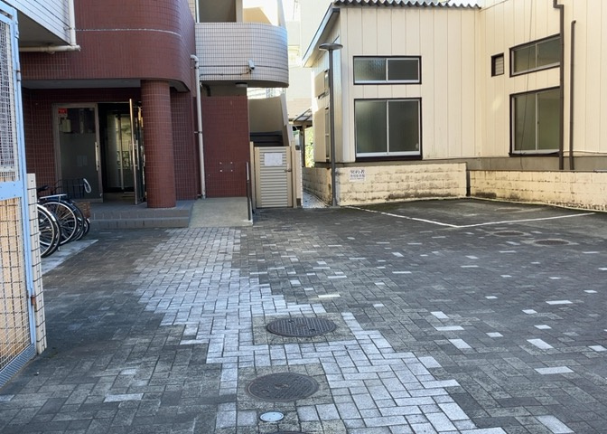 物件によっては、入居者が個人的に使用できる専用庭がついているものもあります。また、住宅の中にある土間の部分を庭と呼ぶこともあります。庭の用途は住む人によって変わり、それによってデザインもさまざまです。