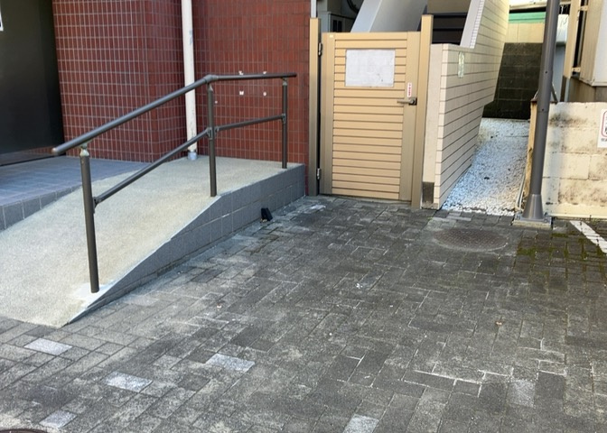 中庭（パティオ）とは、一つの建築物の内部に設けられた、壁などで囲われている庭のことを指します。コの字型、ロの字型が主流ですが、L字型の中庭もあります。最近では、インテリア性の高さからも人気があります。