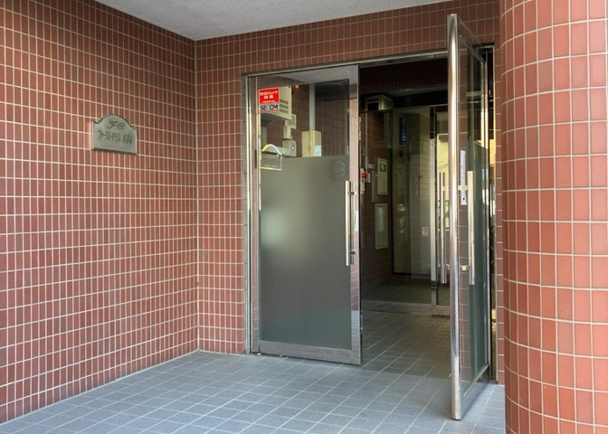 マンションのエントランスには、もともと風よけや防犯の役割がありますが、マンションによって宅配ボックスなどの設備が備わっている所もあります。日々の生活をイメージしながら生活しやすさをチェックしましょう。
