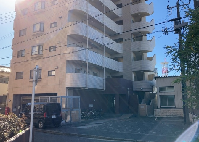 外観はマンション管理がされているかの目安になります。築年数が古いと、壁面は劣化してひび割れが生じることも！建物が古びていても細かいところが修繕されていると、きちんと管理されているなぁと感じるでしょう。
