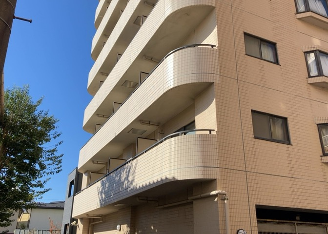 一般的なバルコニーは、奥行1.5ｍ程ですが、ワイルドバルコニーは2ｍまで広がっています。そのため洗濯物の間隔をあけ干すことができ、乾きやすいというメリットや、ガーデニングが楽しめる等の特徴があります。