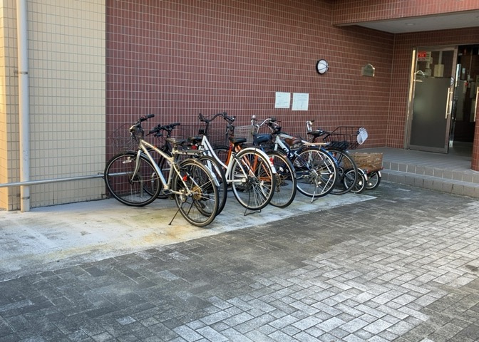 車一台あたりに必要なスペースは、標準サイズの普通自動車で横幅2m50cm、長さ5mは必要になります。ただし、乗降のことも考慮して横幅3m30cm、長さ5m50cmほどは確保できるところを選びましょう。