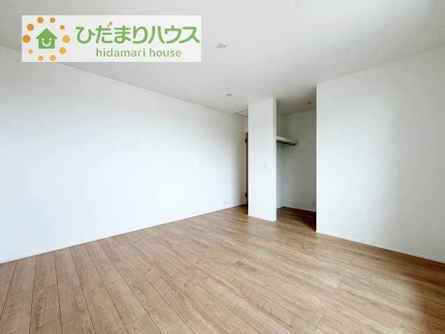 広めの主寝室は、ベッドの他にもパソコンデスクやドレッサーなども置けちゃいます(*^-^*)