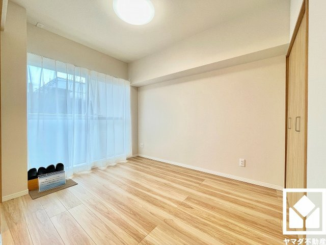 約4.4帖の洋室です。バルコニーにつながるお部屋で、通風・陽当たり良好。