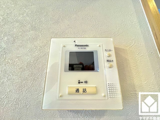突然の来訪時にも防犯面で心強いモニター付きインターホンを設置。お留守番中のお子様も、室内からスムーズに相手の確認ができます。