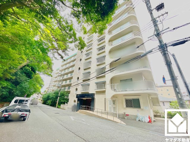 西側には道路挟んで「上甲東園1号緑地」があり、四季の移り変わりが感じられる緑豊かな景観です。落ち着いた雰囲気の中でゆとりある毎日をお過ごしいただけます。