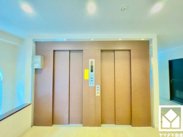 複数基のエレベーターを設置。ゆとりある共用設計で、快適な住まいへのアクセスをスムーズに。