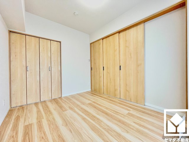 約4.4帖の洋室です。リビングに隣接する引き戸のお部屋で、一体利用も可能です。