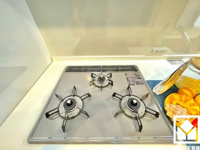 家族のごはん作りがはかどる。同時調理ができる3口コンロ付き。