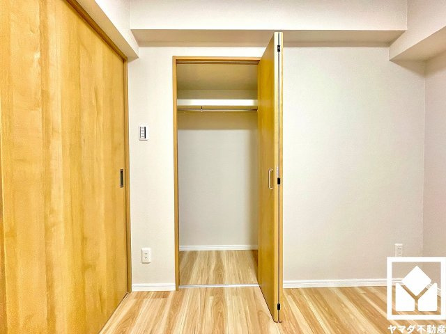 新たに家具を買わなくても良いので、ハンガーパイプ付きのクローゼットは嬉しいですね。