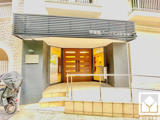 モダンな雰囲気の美しいエントランス。定期的な清掃・管理体制が整っており、帰宅時や来客時にも気持ちの良い空間です。