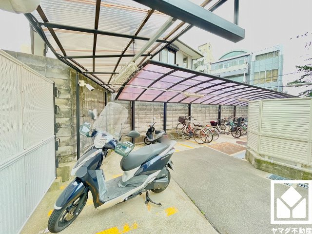屋根付きの駐輪場・バイク置場を設置。雨や風、直射日光からお乗り物を守ることができます。