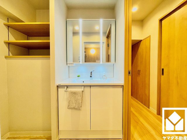 収納付きでスッキリお使い頂ける3面鏡の洗面台です。縦に2本配置されたLED照明が顔全体を明るく均等に照らしてくれるので、スキンケアやメイクがしやすくなります。