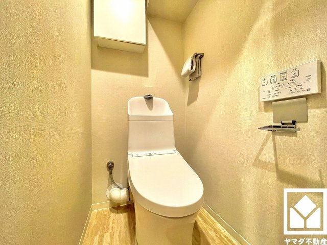 明るく清潔感溢れるトイレです。温水洗浄便座付きで、季節を問わずいつでも温かい便座をお使いいただけます。トイレットペーパーのストックや消耗品置き場などとしてお使いいただける吊戸棚がございます。