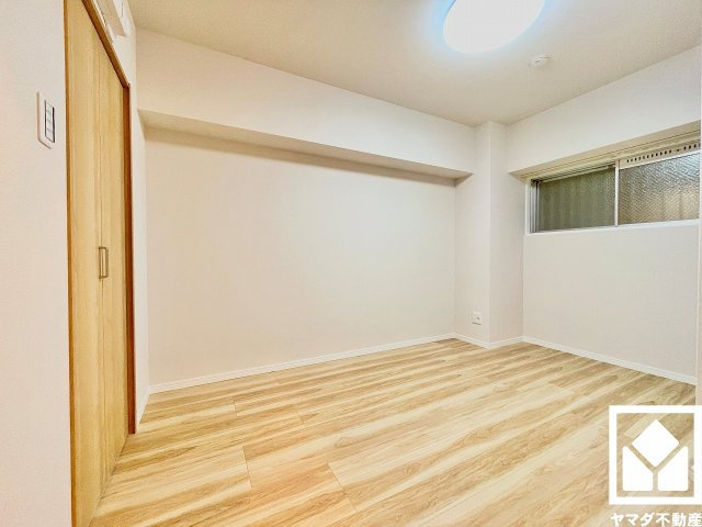 約5.6帖の洋室です。柔らかな光が差し込むお部屋で、快適で落ち着いた生活をお送りいただけます。