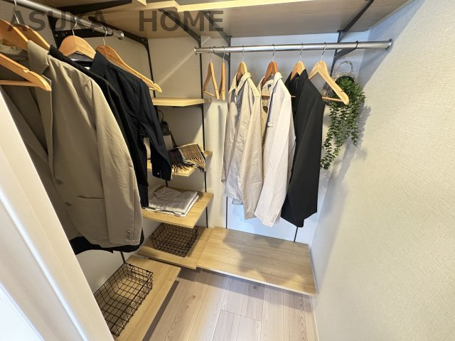 足元にも稼働棚設置のウォークインクローゼットです。かばんや小物も一緒に収納しやすいので毎日の支度に◎