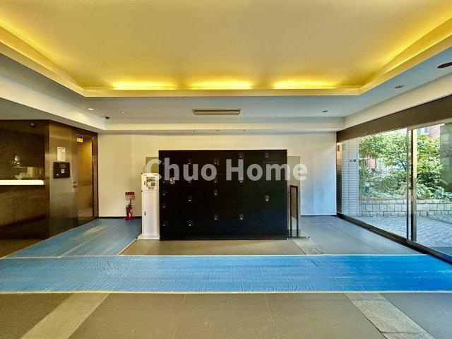 【宅配ボックス】在宅時・不在時に関わらず、居住者の代わりに非対面で宅配物を受け取ってくれる便利な設備です。わかりやすくご説明致しますので見学時にはお部屋だけではなく共用部分もぜひチェックしてください。