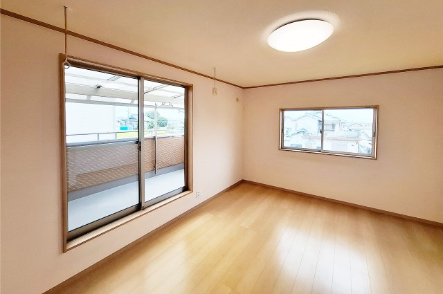 洋室1約9帖：バルコニーに面した、広々とした開放感のあるお部屋です。