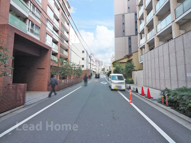 歩道がしっかりと整備された見通しの良い前面道路です！ベビーカーを押しながらのお散歩も安全・快適に行えます♪