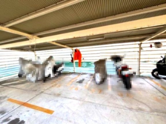 敷地内のバイク置き場