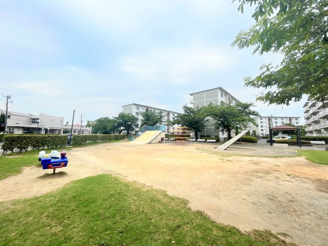 安心して遊べる敷地内の公園です