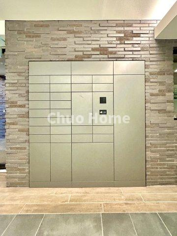 【宅配ボックス】在宅時・不在時に関わらず、居住者の代わりに非対面で宅配物を受け取ってくれる便利な設備です。わかりやすくご説明致しますので見学時にはお部屋だけではなく共用部分もぜひチェックしてください。