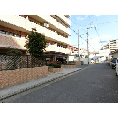 前面道路はゆったりとしていて出入り安心♪*