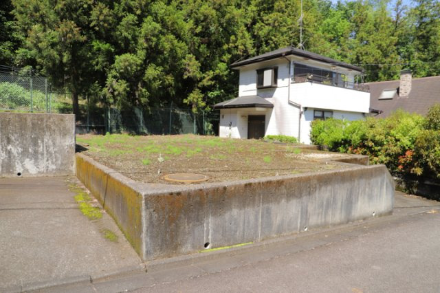 土地の前の道路に消火栓が設置されていることがあります。この場合、道路交通法第45条第1項により、駐車禁止の場所が指定されています。そのため、車庫などの駐車スペースをつくることができない場合があります。
