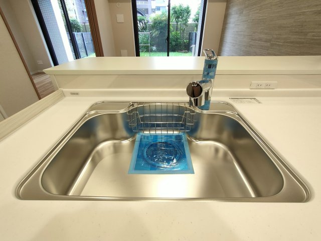 【シンク】　広々としたシンクは大きな鍋やフライパンも洗いやすく、後片付けが楽になります。