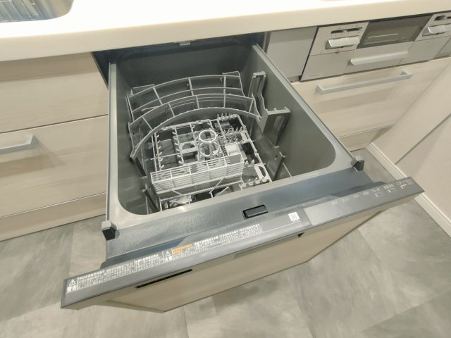【食洗機】　ビルトイン食洗機付きで後片付けの手間を軽減。家族と過ごす時間にゆとりが生まれます。