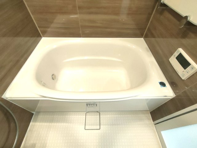 【浴室】　ゆったり足を伸ばせる浴槽。浴室乾燥暖房機・追焚機能付き。快適なバスタイムをサポートします。