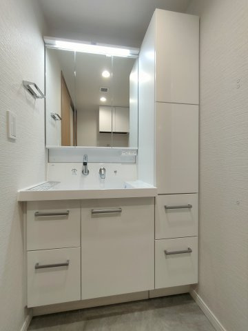【独立洗面化粧台】　収納豊富な独立洗面化粧台。朝の身支度もスムーズで、洗面まわりをすっきり保てます。