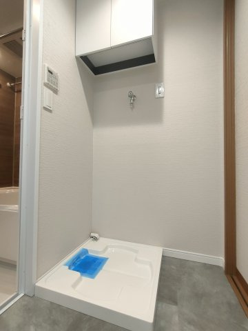 【室内洗濯機置き場】　上部に棚を備えた室内洗濯機置き場。天候を気にせず洗濯でき、家事がはかどります。