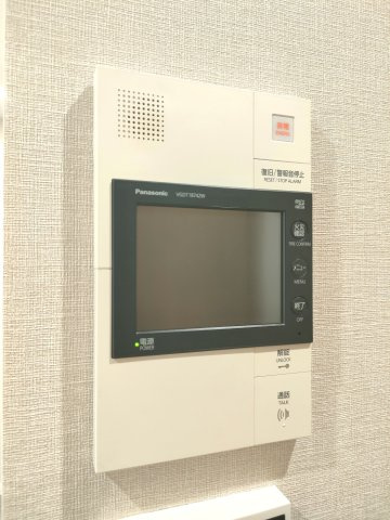 【TVモニター付きインターホン】　来訪者を映像で確認してから応対できるので、毎日の暮らしに安心感があります。