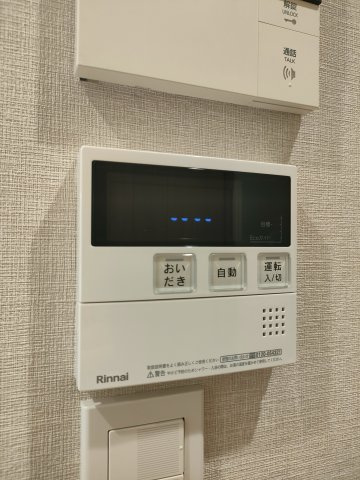 【給湯器】　給湯器のリモコンが設置されており、お湯の温度設定や追いだき操作が手元で行えます。