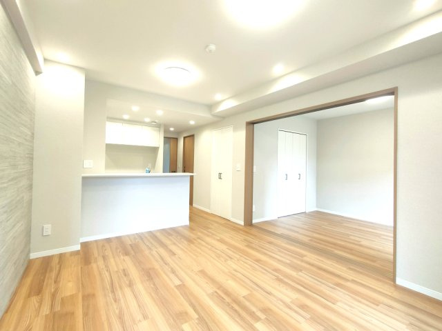 【LDK約13.0帖】　隣接する洋室と繋げれば、より広々とした空間に。家族の団らんにぴったりです。