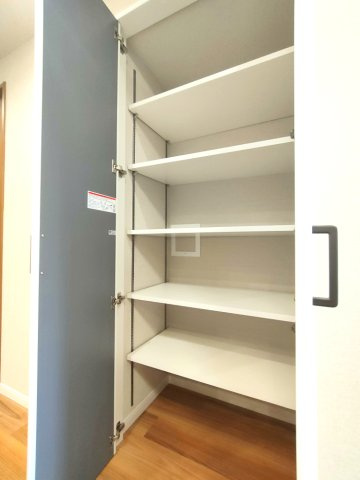 【LDK収納】　棚付きのリビング収納で日用品をすっきり整理。居室を広々と使えます。