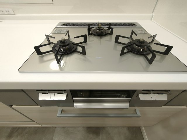 【3口コンロ】　3口コンロで複数の料理を同時に調理でき、忙しい日の家事もスムーズに進みます。
