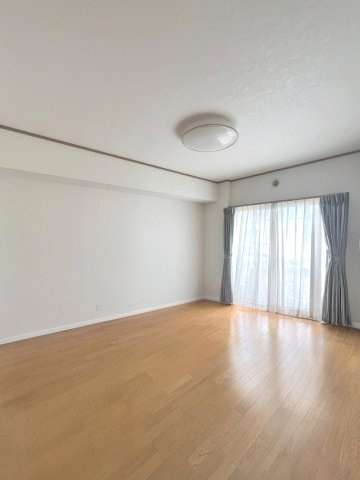 南側洋室【本画像は居住者様の家具をCGで消した画像であり、現況と異なる可能性がございます。】
