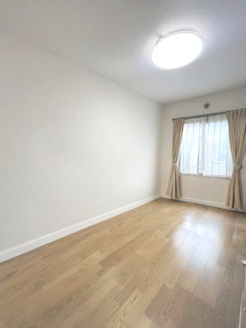 北側洋室5.7帖【本画像は居住者様の家具をCGで消した画像であり、現況と異なる可能性がございます。】